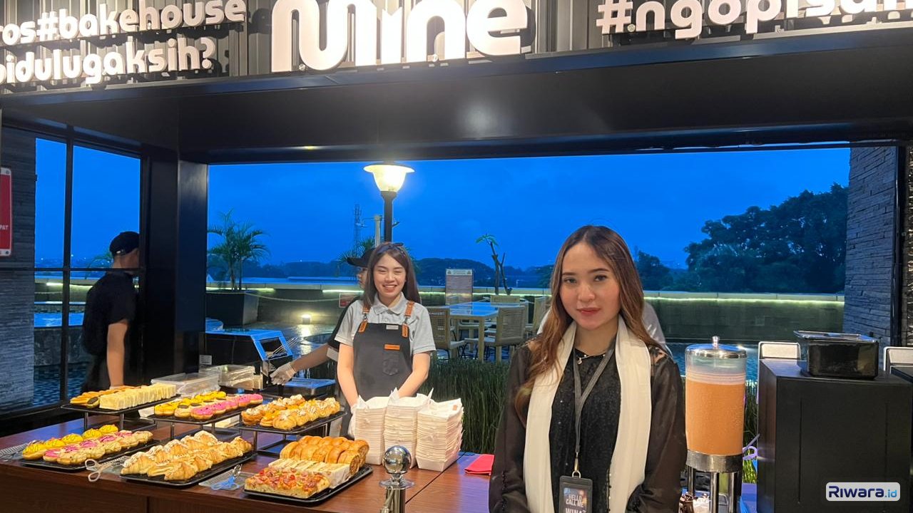 Wina, Sales Secretary The Alana Solo by Aston (kanan)